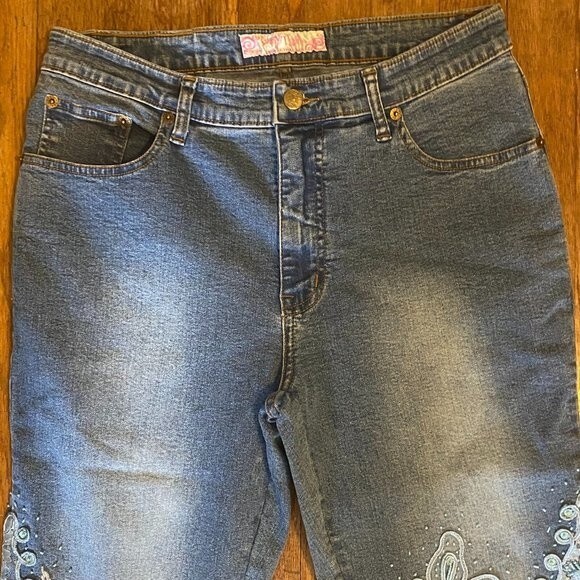 Sassy Thai NWT Embordered Lace Sequin Beaded Denim Womens Jean Capri Size 10 - Picture 2 of 11